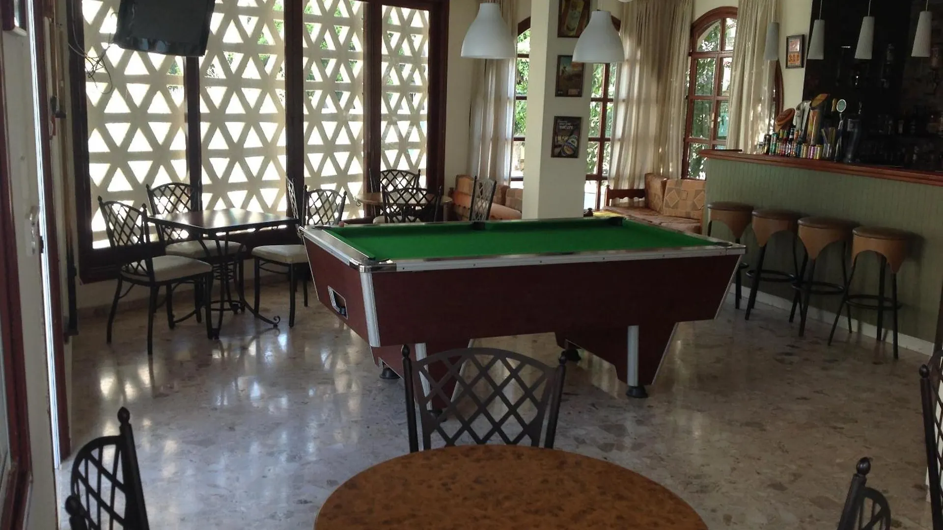 Ξενοδοχείο με διαμερίσματα Sea N Lake View Hotel Apartments Λάρνακα