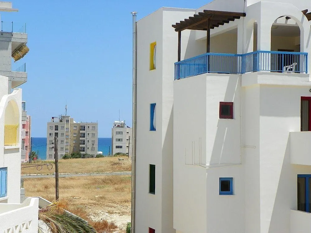 Ξενοδοχείο με διαμερίσματα Sea N Lake View Hotel Apartments Λάρνακα