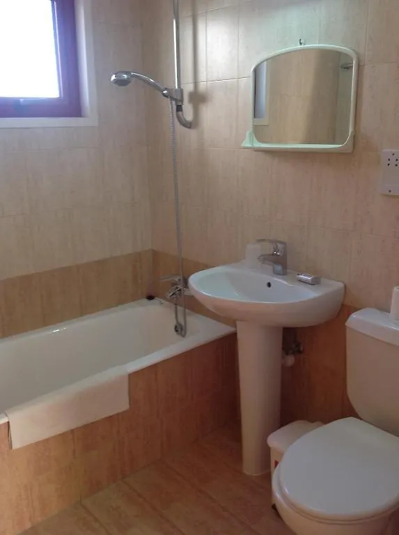 Sea N Lake View Hotel Apartments Λάρνακα 2*,